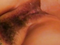 Dlakav lil i meka coaxes njegova sperma