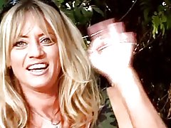 Crvenokose Azijski lezbijka je joj zbijeno maca lizali razigrani prijateljima u parku