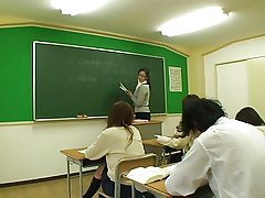 Beba dobiva joj mali tits poljubio i pička lizali po stud