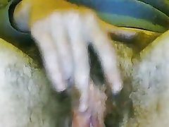 Dlakava pička djevojka masturbira 2