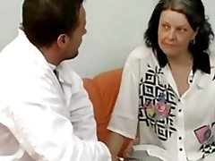 Dlakav zrele maca dupe sa mlađom sestrom