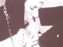 Let redovnica s jezikom oko svećenika s kretenu