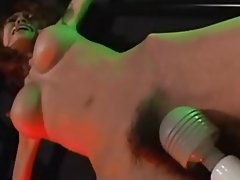 Mala Azijska vezan i poigravao