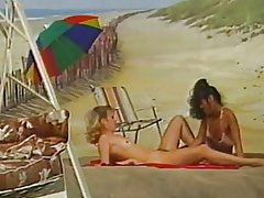 Dvije lezbijke u pozadini plaže